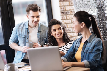 Obraz premium Aspiring man and two ladies and working on the laptop