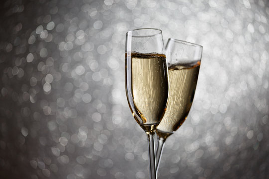 Festive image of two wine glasses with sparkling champagne