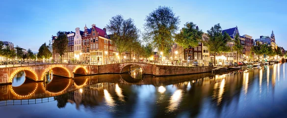 Tuinposter Bruggen Panorama van Amsterdam in Nederland bij nacht