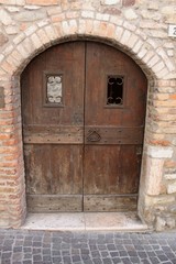 Fototapeta na wymiar Alte Tür an Gebäude aus Holz