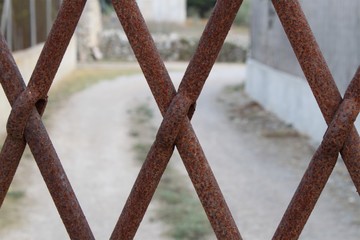 rostiger Zaun vor Gründstück