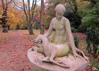 Fototapeta na wymiar Statue in a Park in Wimbledon on an Autumn day