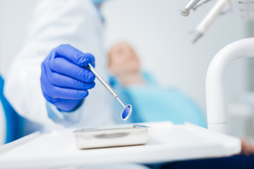Selective focus of a dental mirror