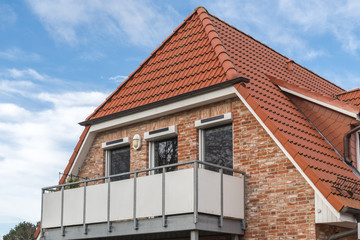 Balkon eines Hauses mit Fenstern