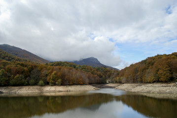 Fototapeta na wymiar Lago en otoño