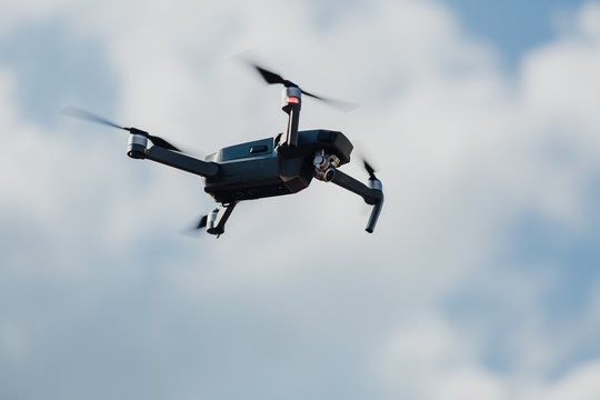 Quadrocopter Drohne vor wolkigem Himmel