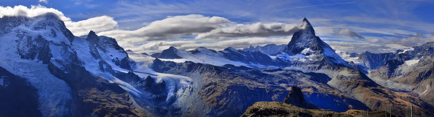 Foto op Plexiglas Matterhorn Geweldig uitzicht op de panoramabergketen in de buurt van de Matterhorn in de Zwitserse Alpen.