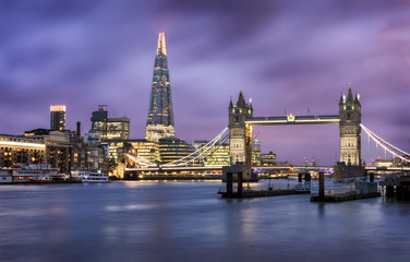 Die Tower Bridge in London an einem stürmischen Abend im Herbst, Großbritannien