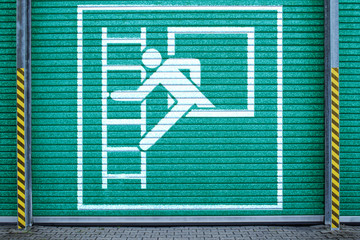 Rettungszeichen Notausstieg mit Fluchtleiter Stahltor Graffiti