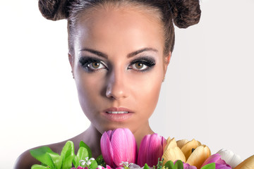 Fototapeta premium beauty woman with spring flowers studio