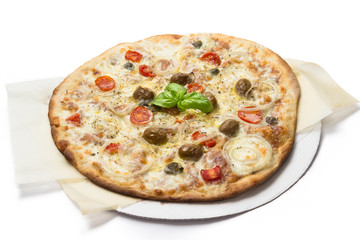 Pizza vegetariana con mozzarella, pomodorini, olive verdi, cipolla e origano