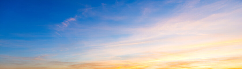 Fototapeta premium Niebieskie i pomarańczowe niebo o zachodzie słońca