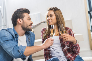 couple drinking champagne