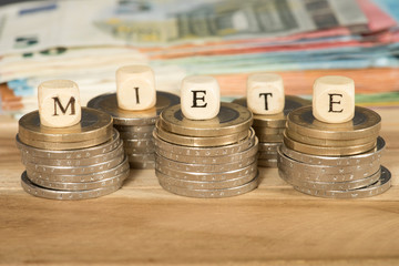 Euro Geldscheine und Münzen und das Wort Miete