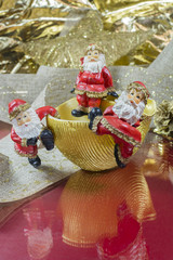 Papá Noel en la mesa de navidad