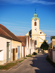Obraz premium Kellergasse in Oggau mit Kirche