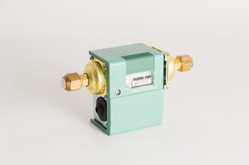 Pressure switch in the pipeline, for monitoring and balancing the pressure in the pipeline.