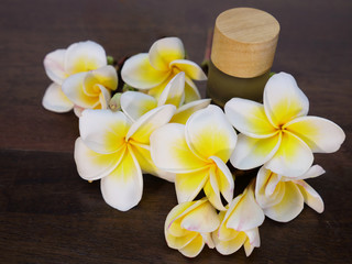 Fototapeta na wymiar flowers and aromatic oil