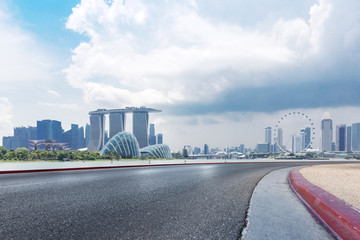 Obraz premium empty asphalt road with cityscape of modern city