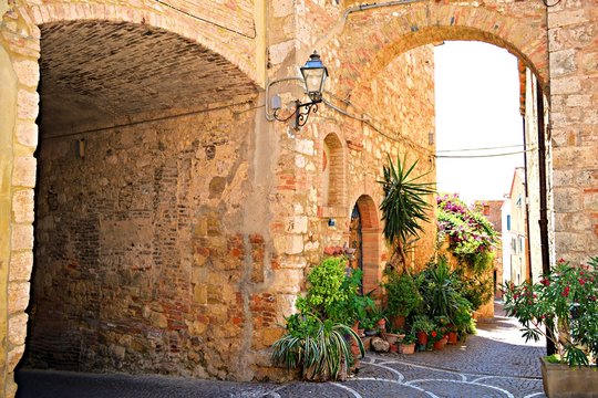 Vecchi archi in pietra nel villaggio di Bibbona in provincia di Livorno, Toscana Italia