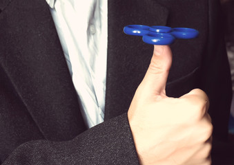 Businessman in a business suit and a white shirt turns blue spinner