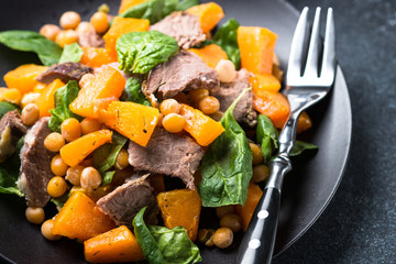 Warm salad with pumpkin, baked beef, spinach and chickpeas.