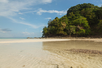 Obraz premium Colorful rainbow over a Tropical beach of Andaman Sea, Thailand.
