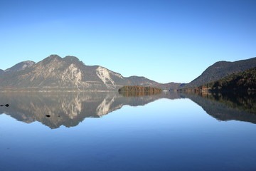 Fototapeta na wymiar gespiegelte Berge im See