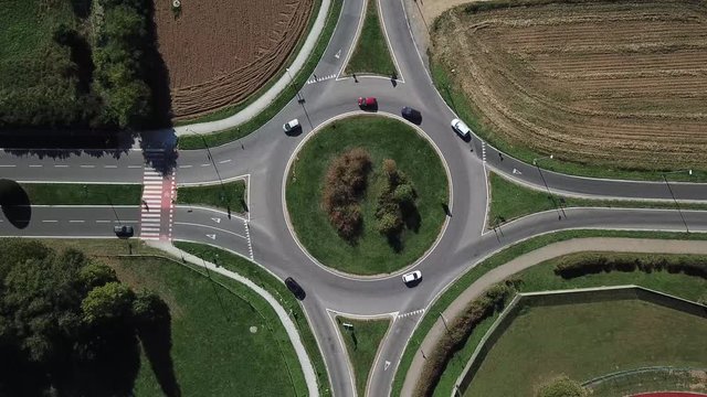 Vista aerea di una rotonda e circolazione dei veicoli. Strade