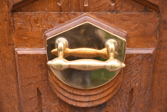 Poignée laiton sur porte en bois