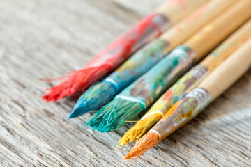 Naklejka premium Dirty paint brushes,close-up