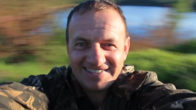 мужчина вращается