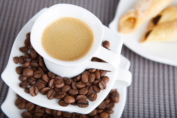 A cup of aromatic coffee and a cookie is a good idea to start the day. 