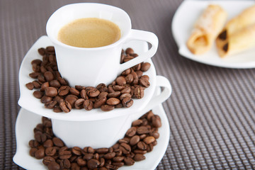 A cup of aromatic coffee and a cookie is a good idea to start the day. 