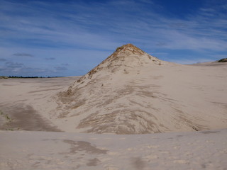 Sand Wanderdüne in Nationalpark vor Himmel bei Leba Polen