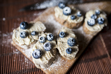 bruschetta with berries