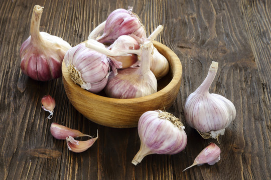 Garlic in a wooden bowl