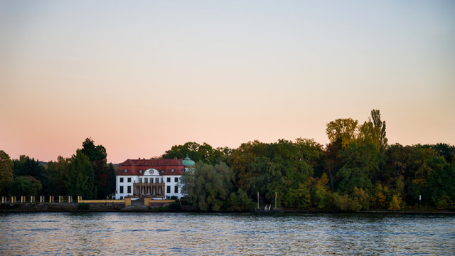 Herrenhaus auf der K&ouml;nigsklinger Aue am Rhein am Abend im HD Format