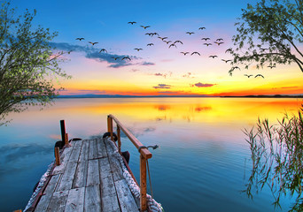 paisaje de un embarcadero de madera en el lago de colores