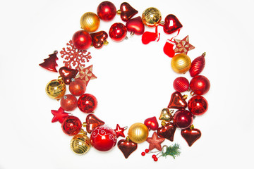 Obraz premium Top view on frame made of christmas decoration with new year balls on isolated white background