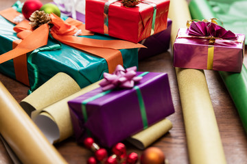 Bunte Weihnachtsgeschenke und Geschenkpapier auf dem Tisch, Weihnachten