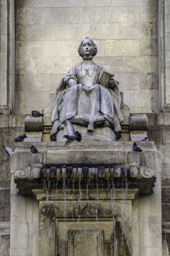 ESCULTURA DE DULCINEA DEL TOBOSO CON PALOMAS