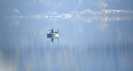 Pêcheur en barque sur le lac de Saint-Point (Doubs)