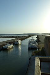 Saline di Marsala con i suoi mulini e vasche al tramonto