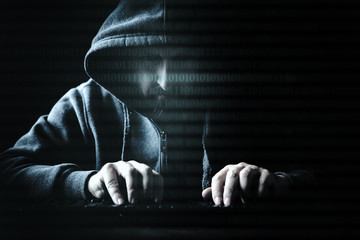 Hacker an Tastatur mit Binärcode, Spionage und Cyberkriminalität, Darknet und Sicherheit
