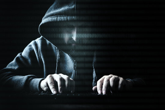 Hacker an Tastatur mit Bin&auml;rcode, Spionage und Cyberkriminalit&auml;t, Darknet und Sicherheit