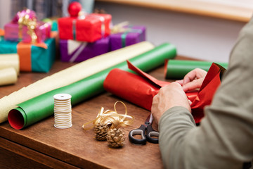 Mann packt Geschenke ein, Weihnachten und Geburstag