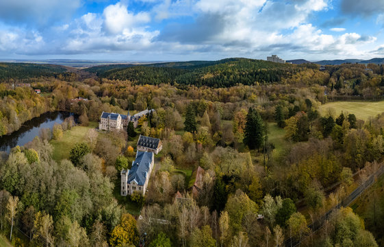 Luftbild Thueringer Wald im Herbst, Reinhardsbrun, Schloss Reihardsbrunn, Schlosspark, im Hintergrund das Ahorn Berghotel Friedrichroda