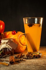 Obraz premium Hot apple drink. Traditional drink for winter evenings.