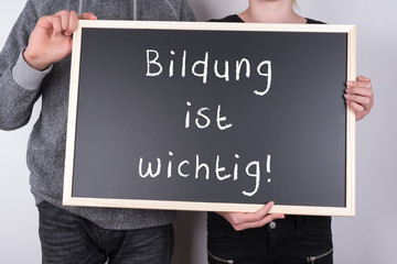 Bildung ist wichtig Schild von Jugendlichen